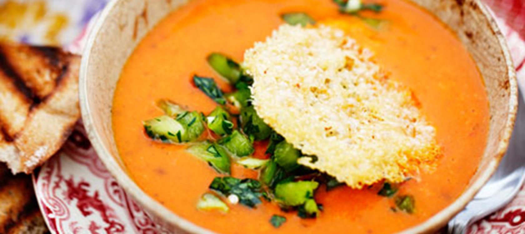 Hot tomatsuppe med grøn pebersalsa og parmesankiks