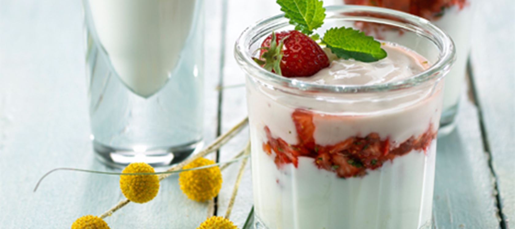 Skyr med jordbærsalsa og citronmelisse