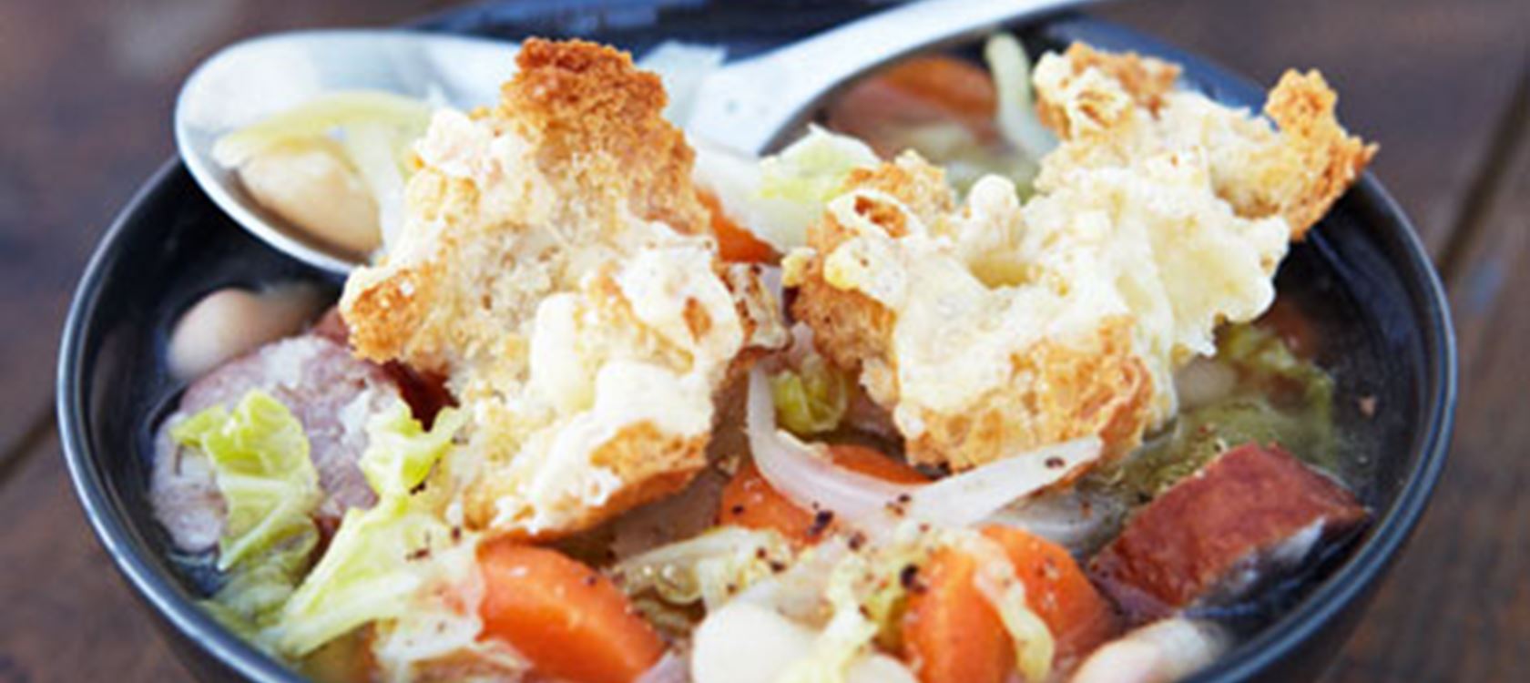 Savojkålssuppe med hotte ostecroutoner