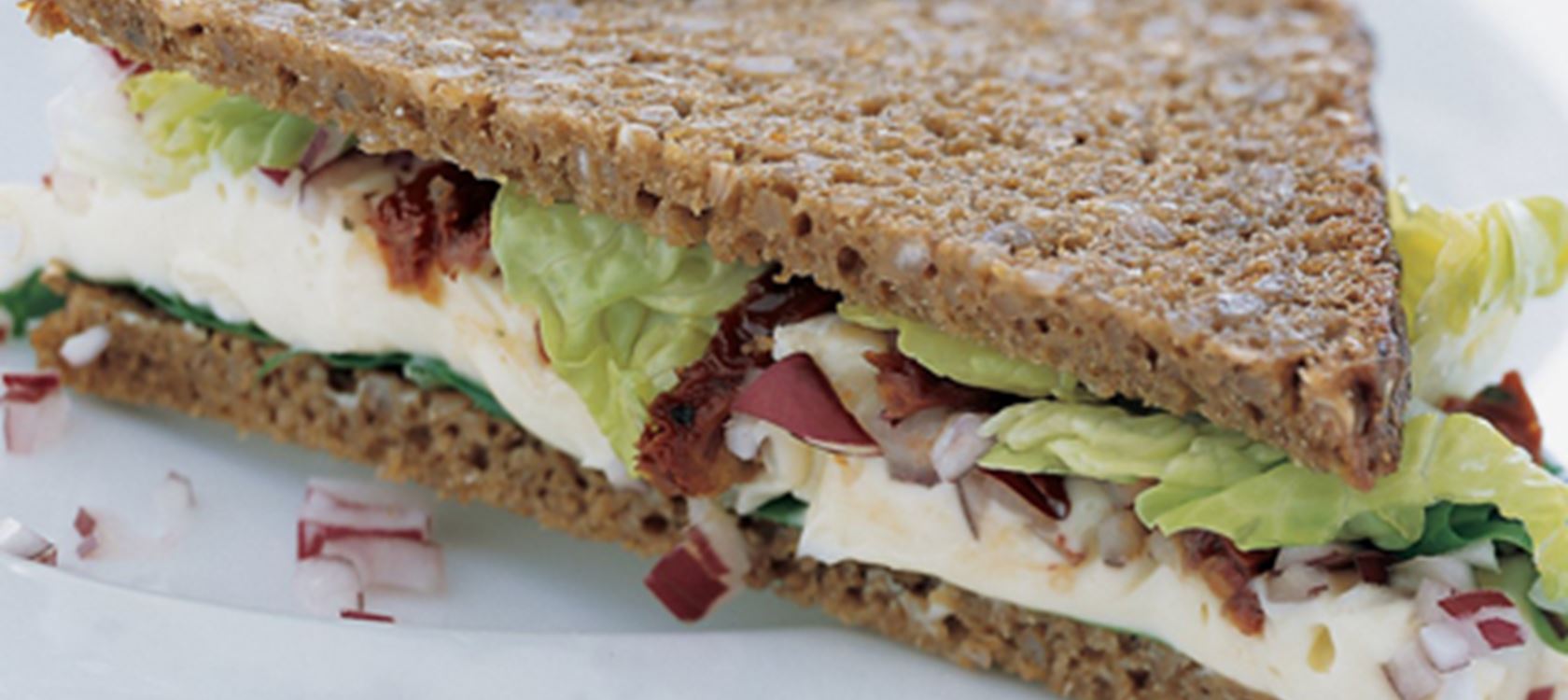 Sandwich med rugbrød og hvidskimmelost