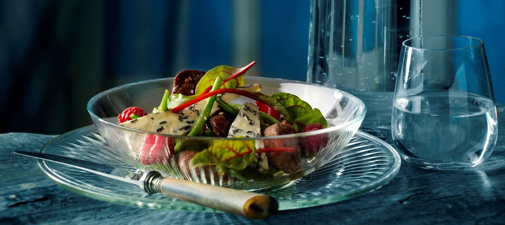 Salat med kyllingelever, sesam og hindbær