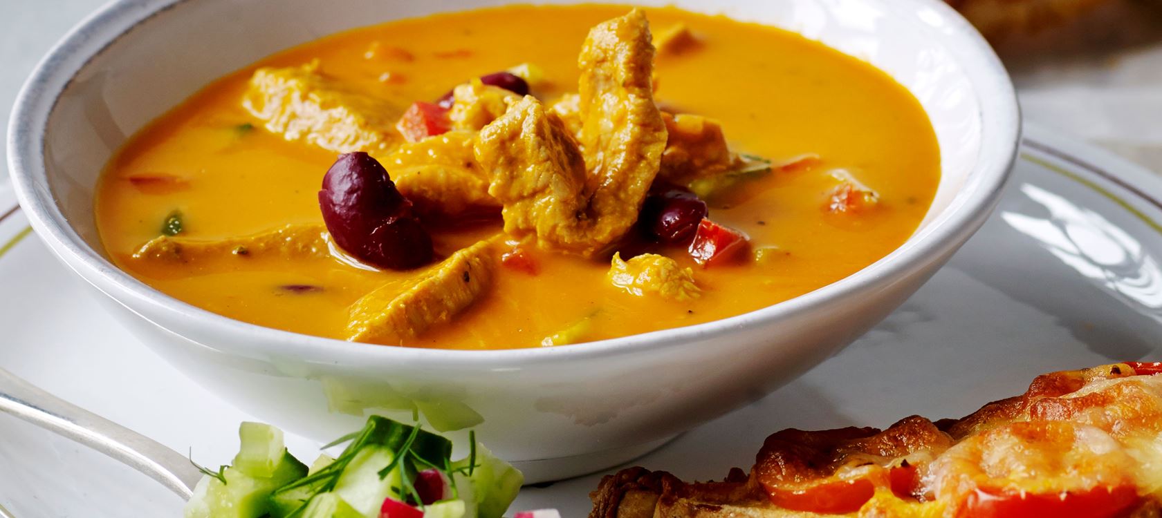Tomatsuppe med sprøde grøntsager og ostebrød