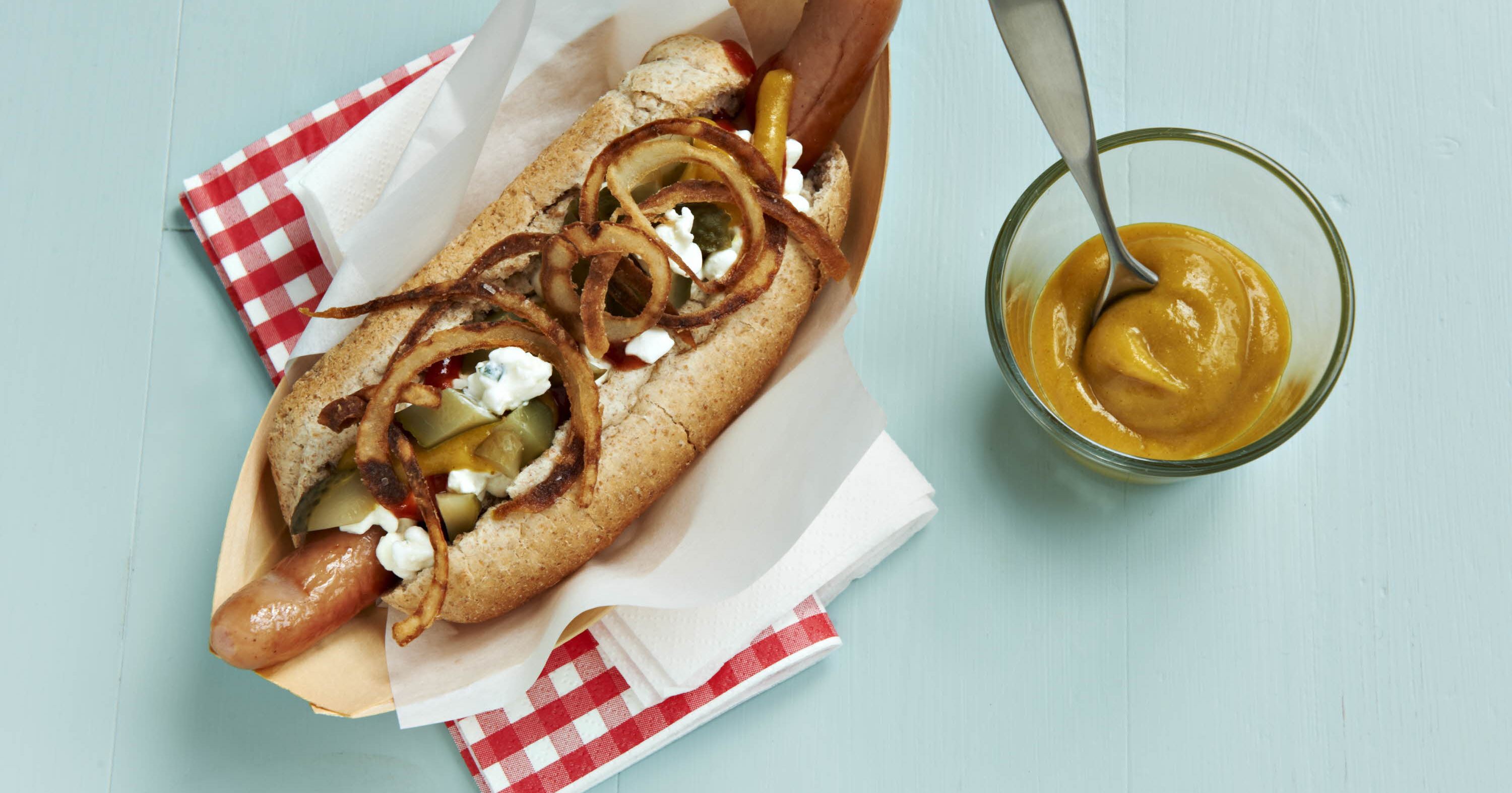 Hotdog med hjemmelavede stegte løgringe