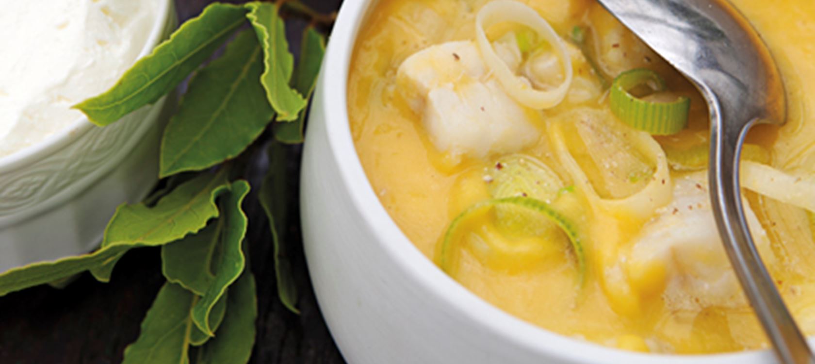Græskar-linsesuppe med yoghurt og fisk
