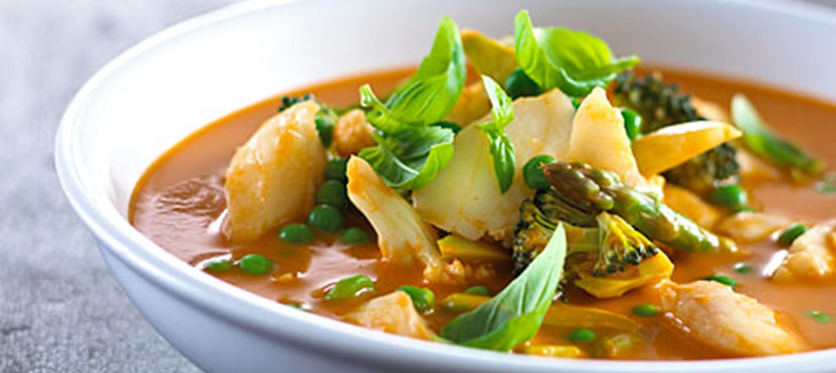 Tomatsuppe med torsk og basilikum