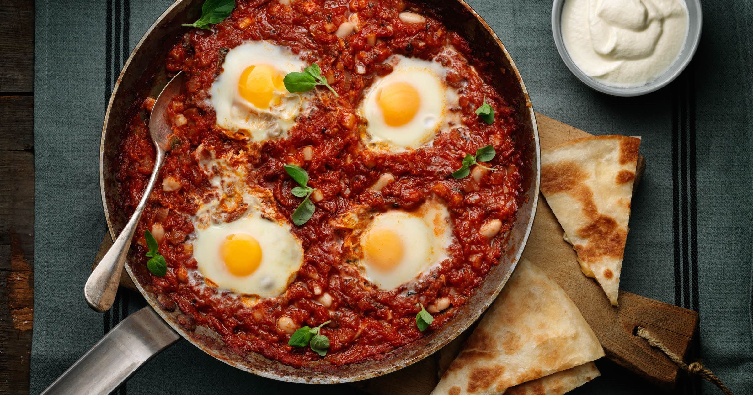 Æg i tomatsauce med hvide bønner