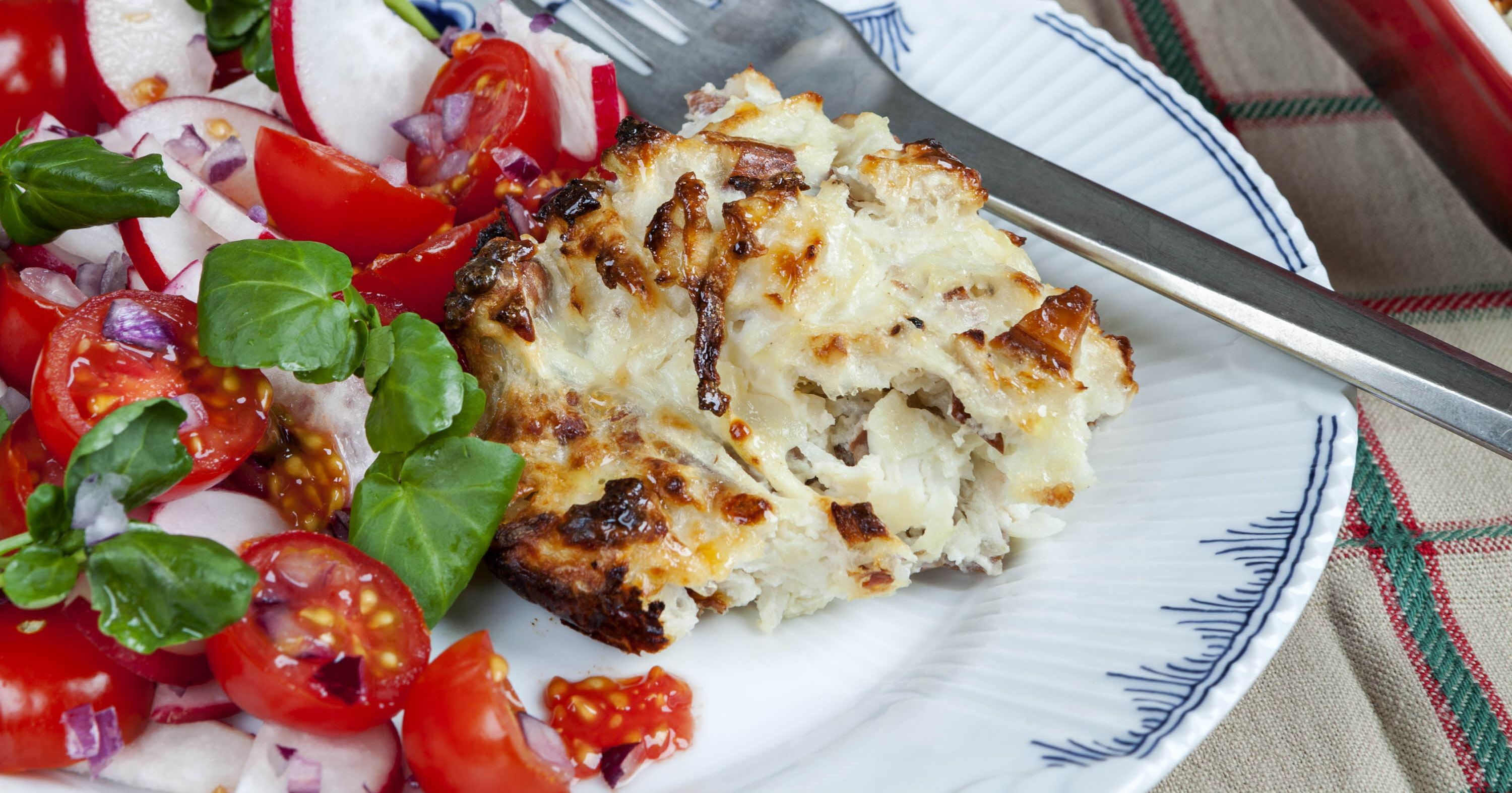 Hytteostpostej og tomatsalat med radiser