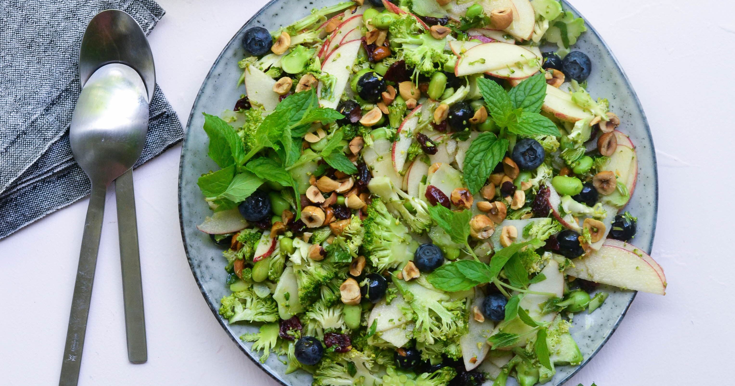 Broccolisalat med skyr, blåbær og mynte
