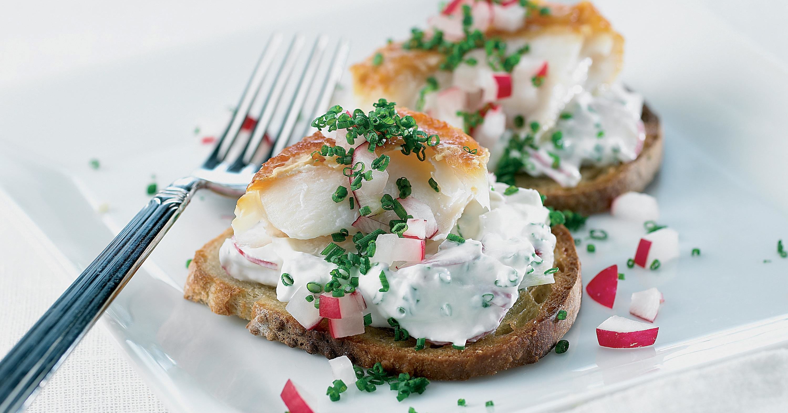 Crostini med røget torsk, purløg og radiser