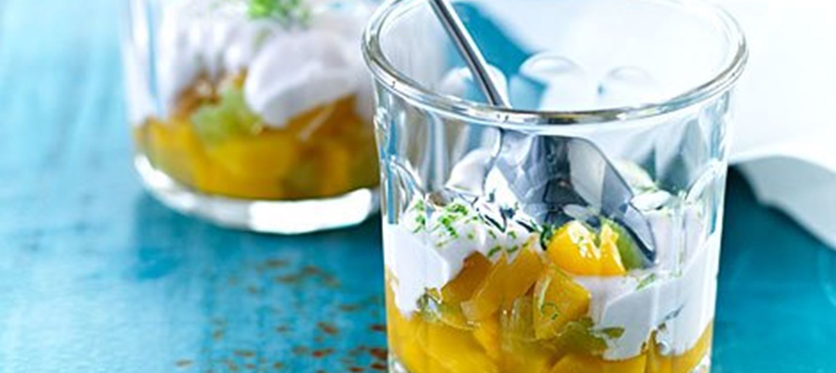 Hindbærskum med frugtsalsa