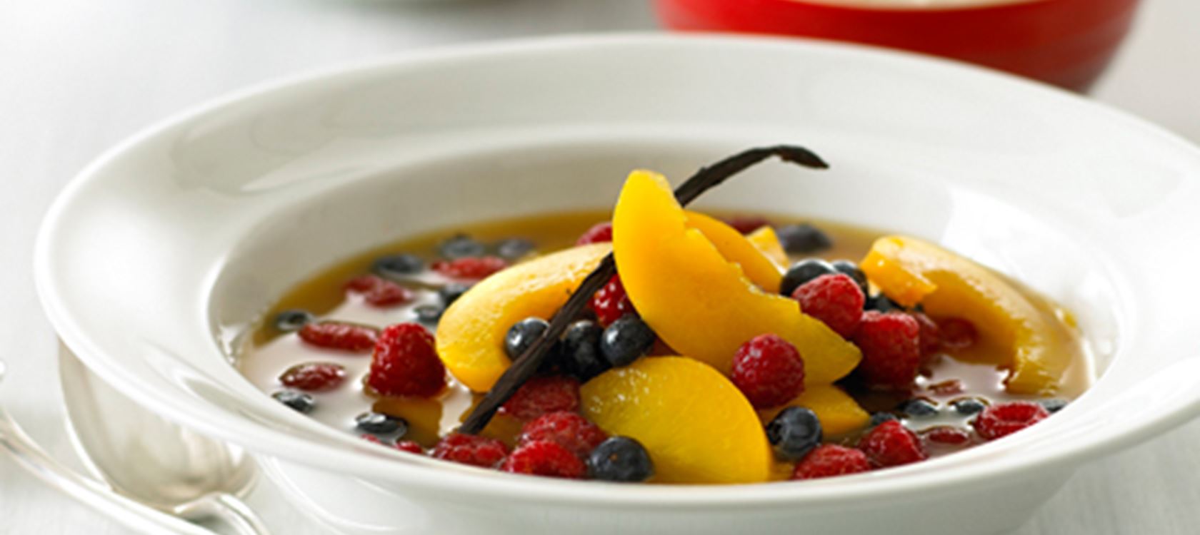 Kold frugtsuppe med vaniljeflødeskum