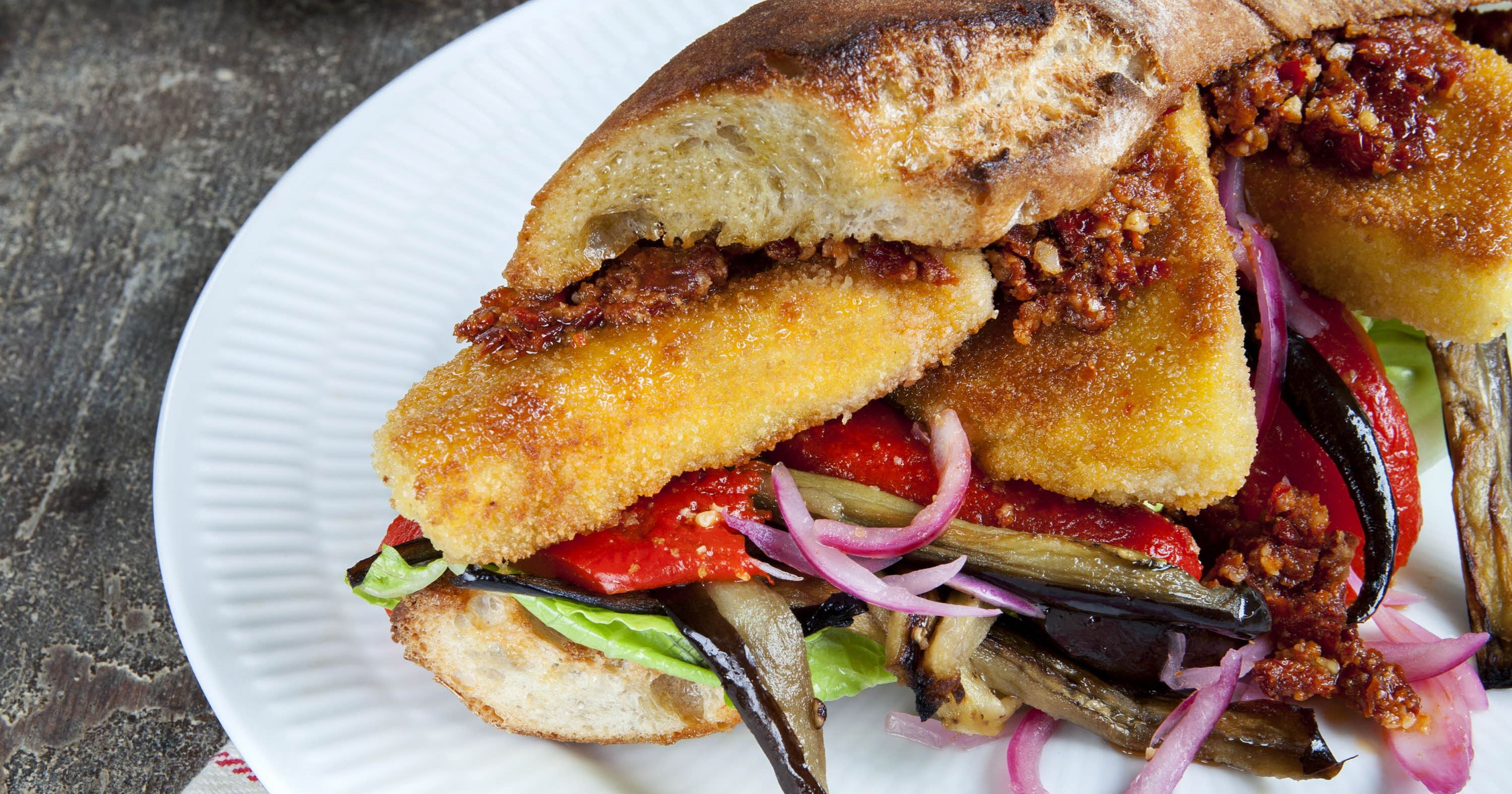 Halloumi burger med grillet aubergine og chili-tomatpesto
