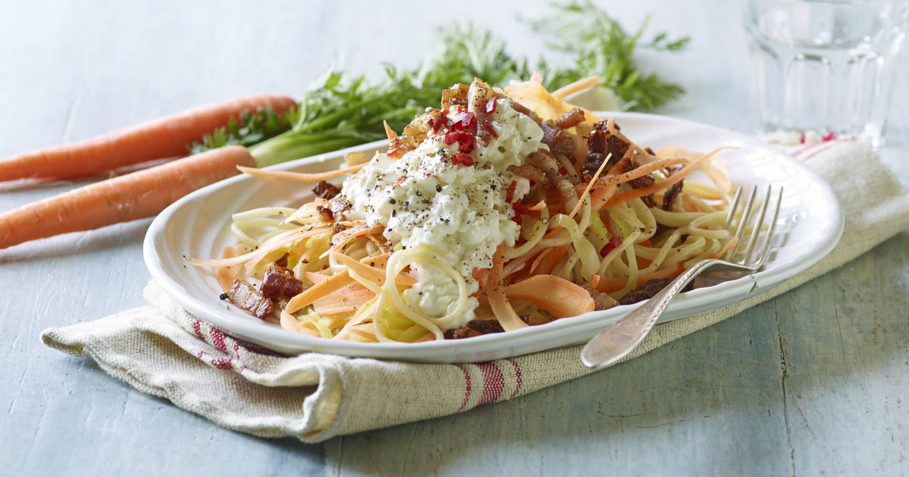 Grøntsagsspaghetti med bacon og hytteost