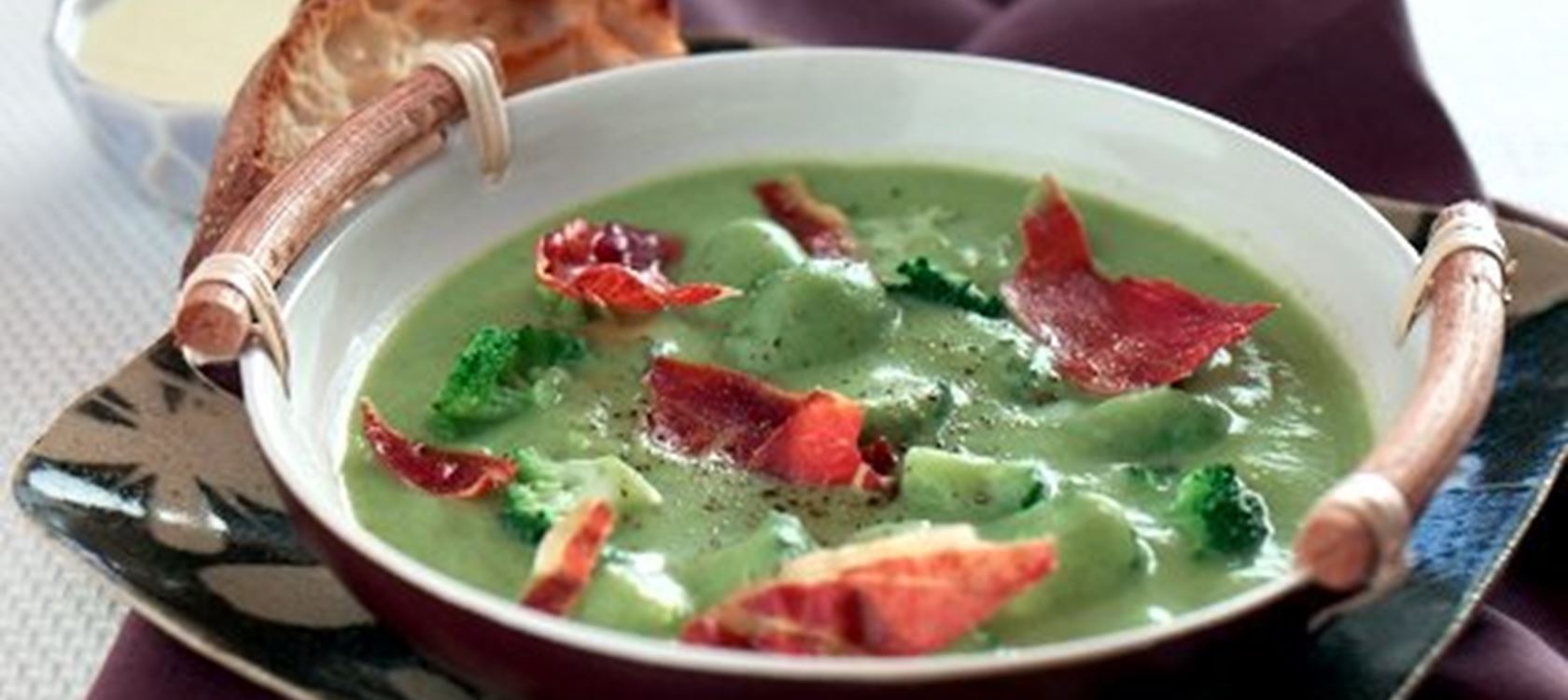 Broccolisuppe med ristet skinke og hvidløgscreme