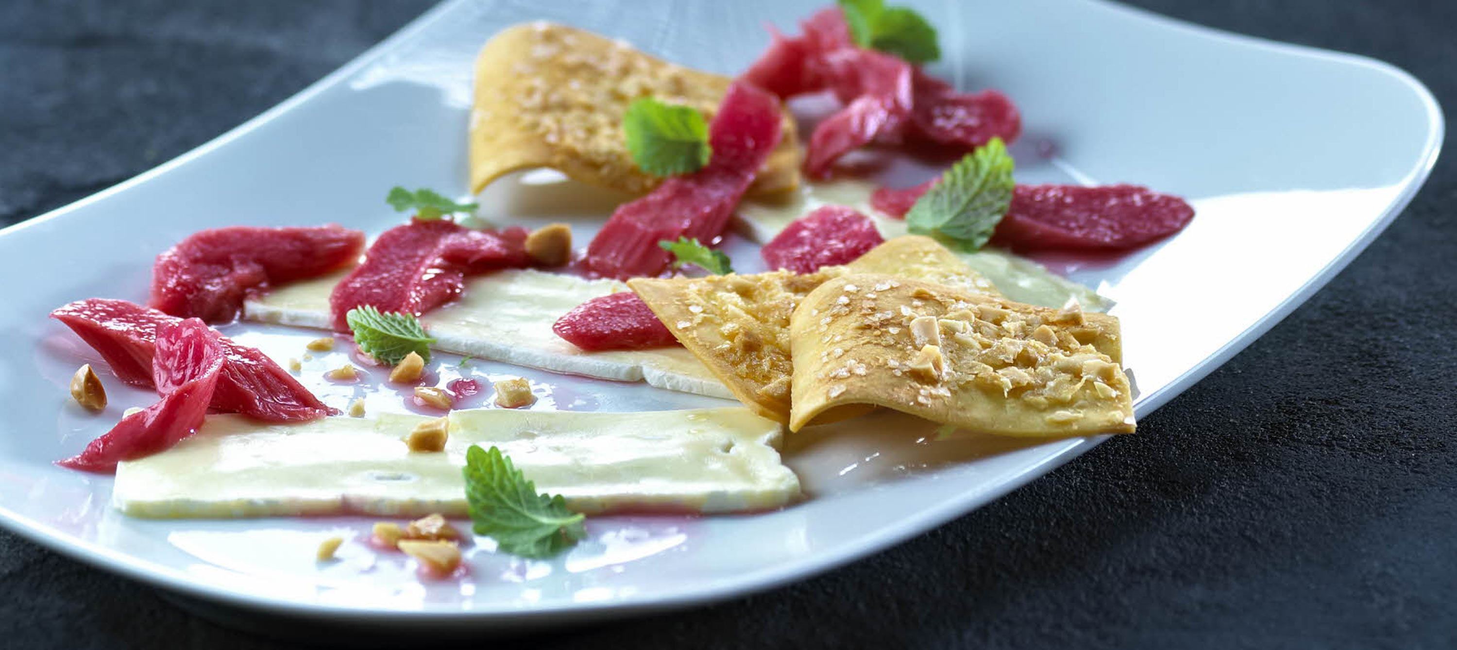 Hvid ostecarpaccio med rabarberkompot