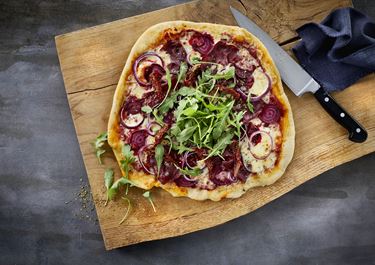 Pizza med bresaola og rødbeder