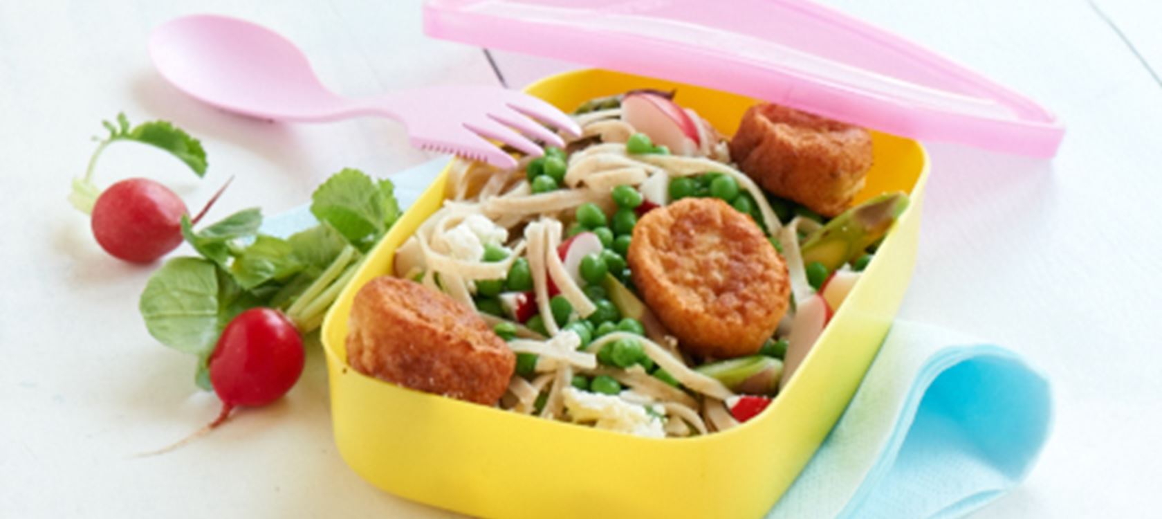 Nudelsalat med små fiskefrikadeller