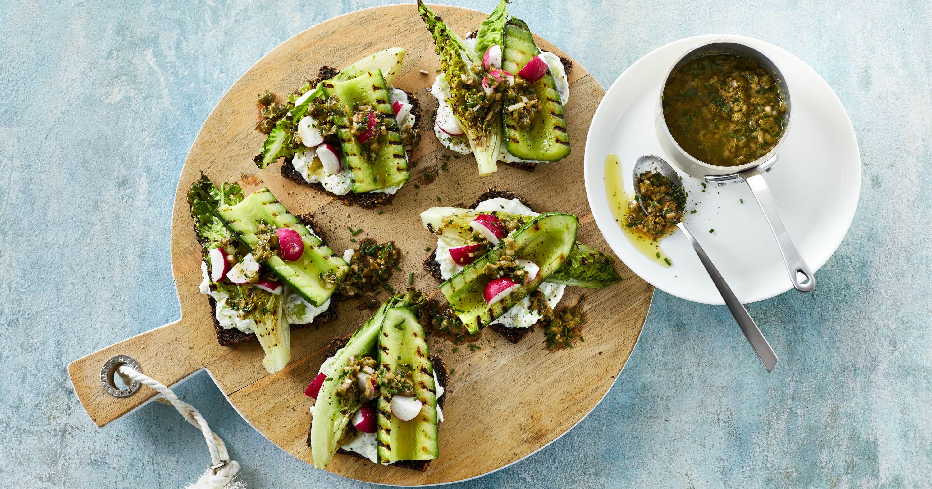 Smørrebrød med flødeost, grillet grønt og brunet smør