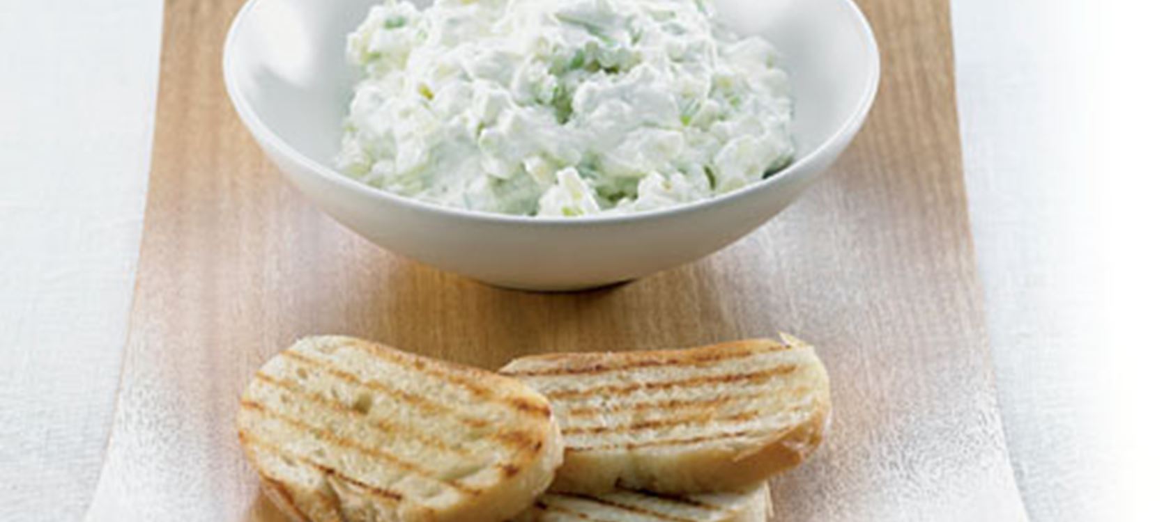Dressing med æbler og peberrod