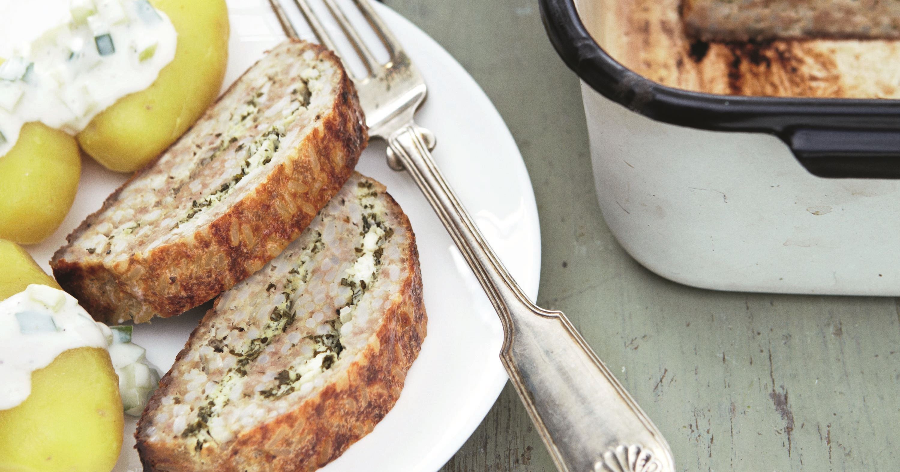 Græsk farsbrød og agurkesalat