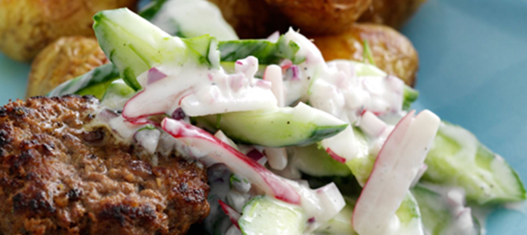 Krydrede lammehakkebøffer med agurkesalat og kartofler