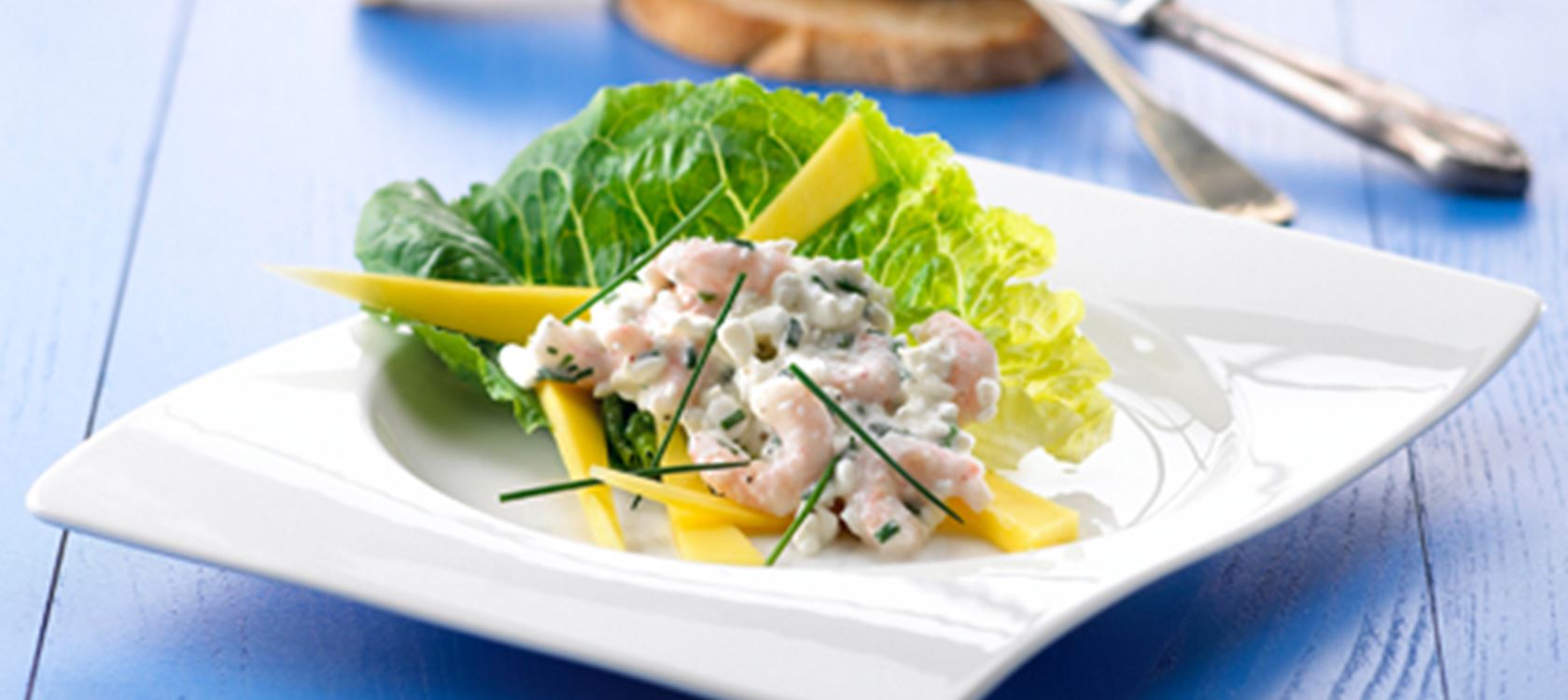 Hytteost med rejer og mango