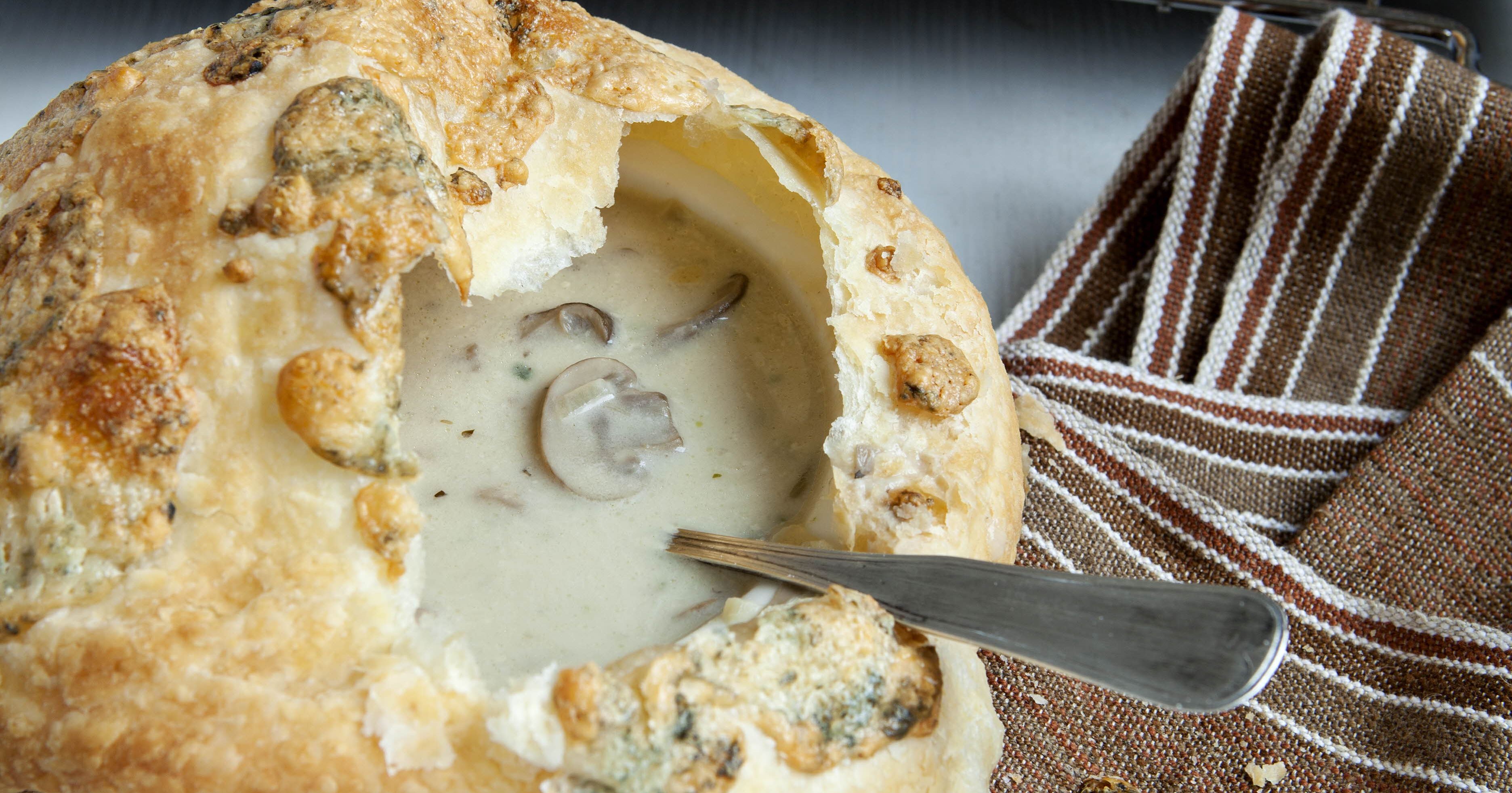 Svampesuppe med butterdejslåg