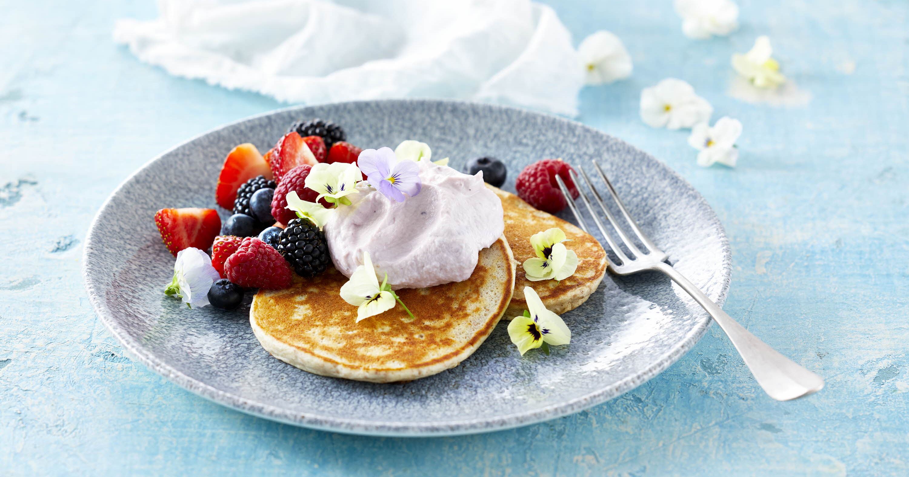 Pandekager med skovbær og skyrcreme