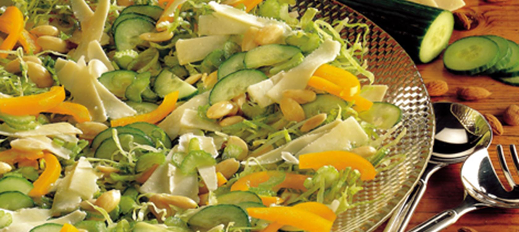Salat med ost og gul peberfrugt
