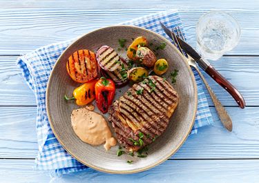 Ribeye-steaks med grillede grøntsager