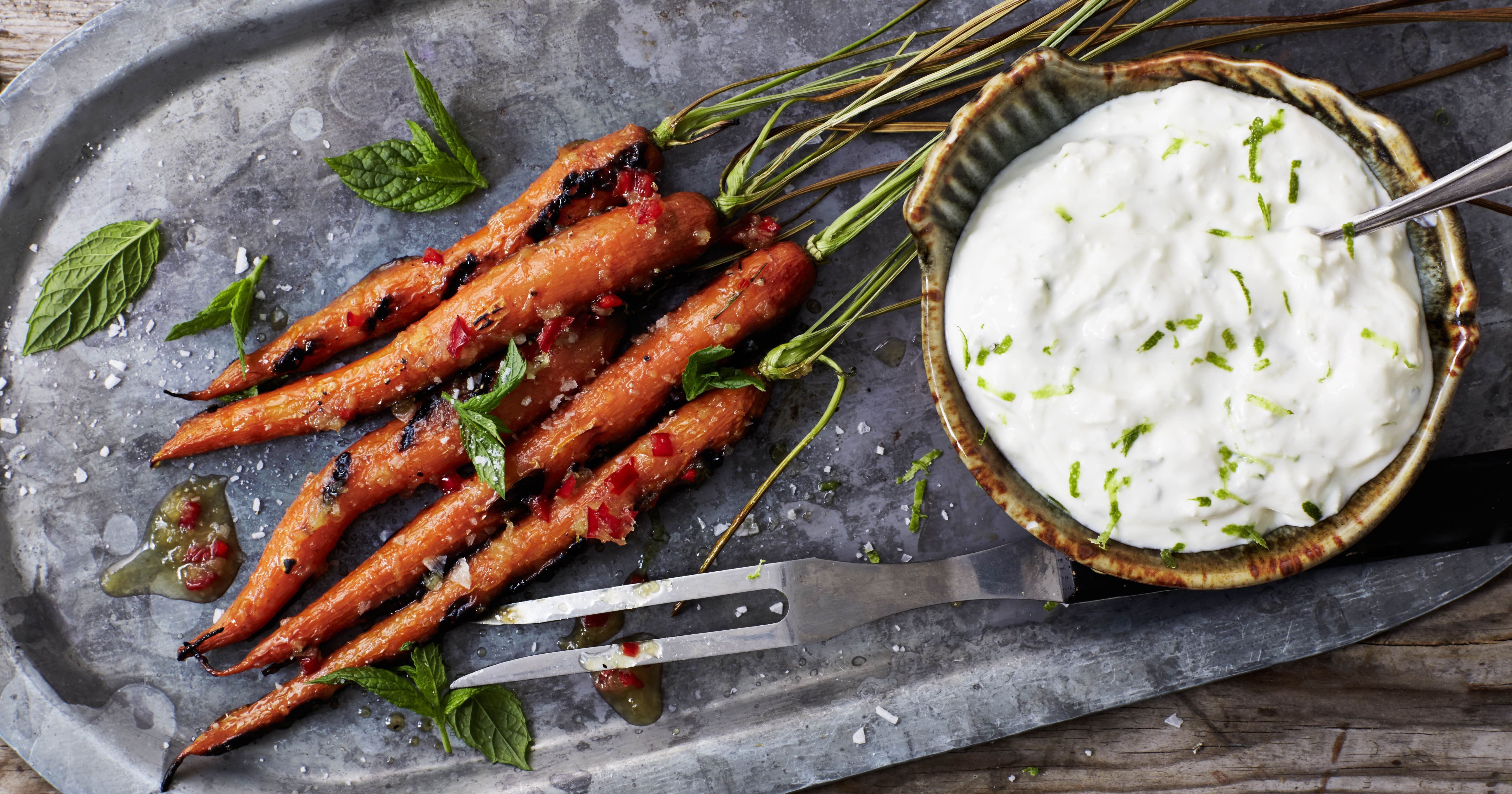 Grillede gulerødder med honningglaze og ostecreme