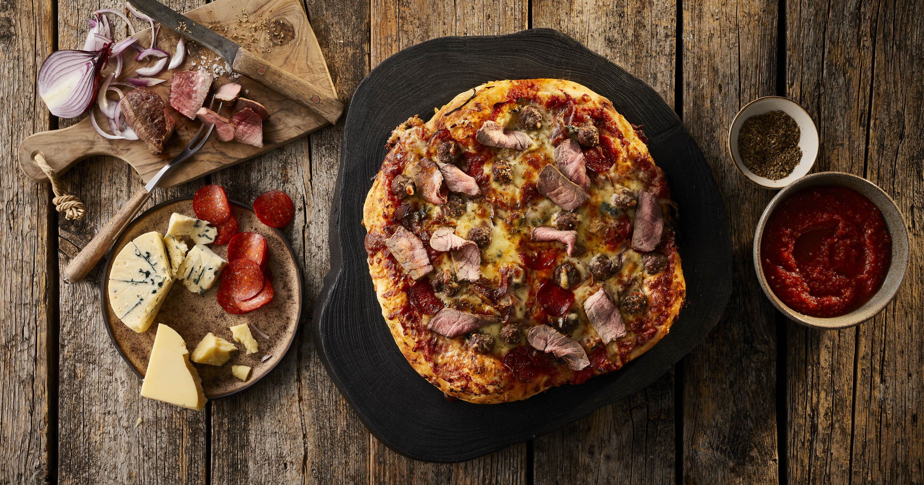 Pizza med pepperoni, kødboller og bøf