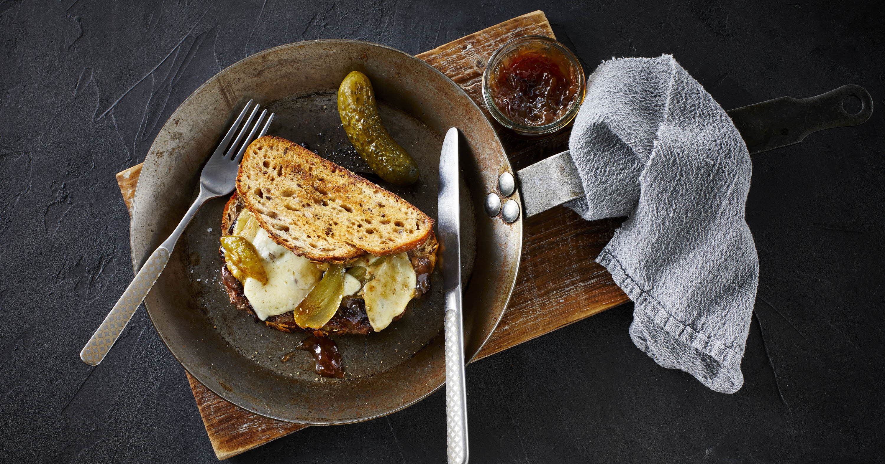 Cowboytoast med rødløgsmarmelade