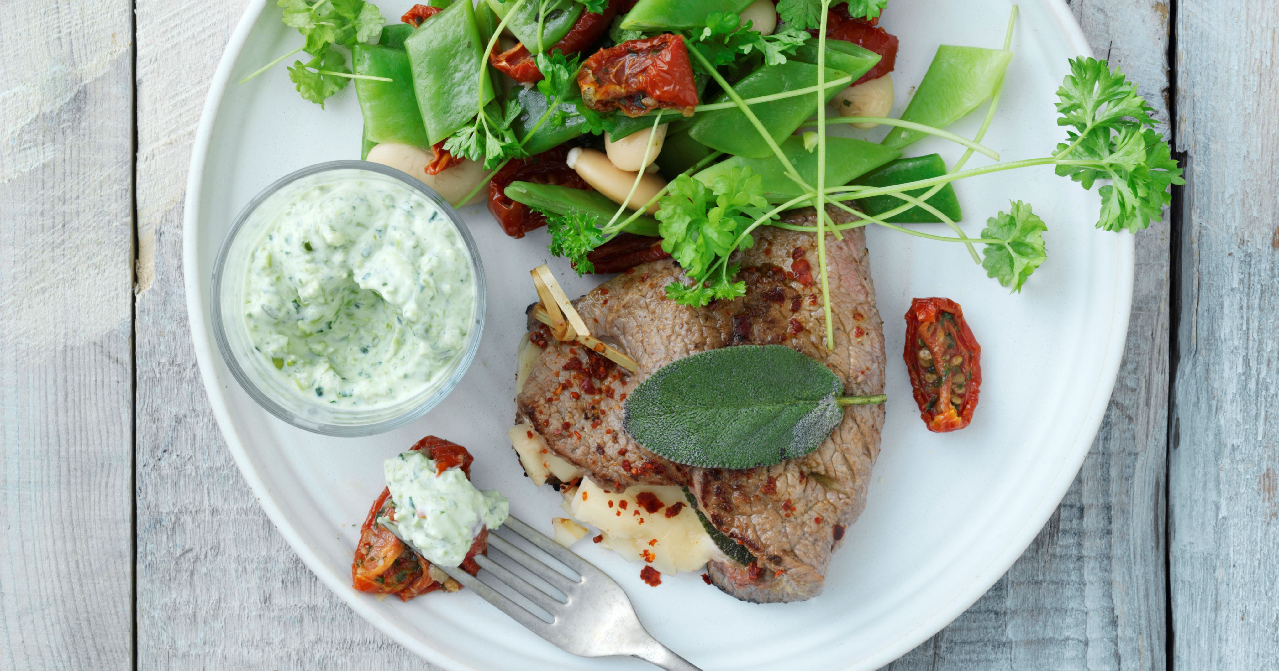 Kalveschnitzel med ost, salvie og ærtepesto