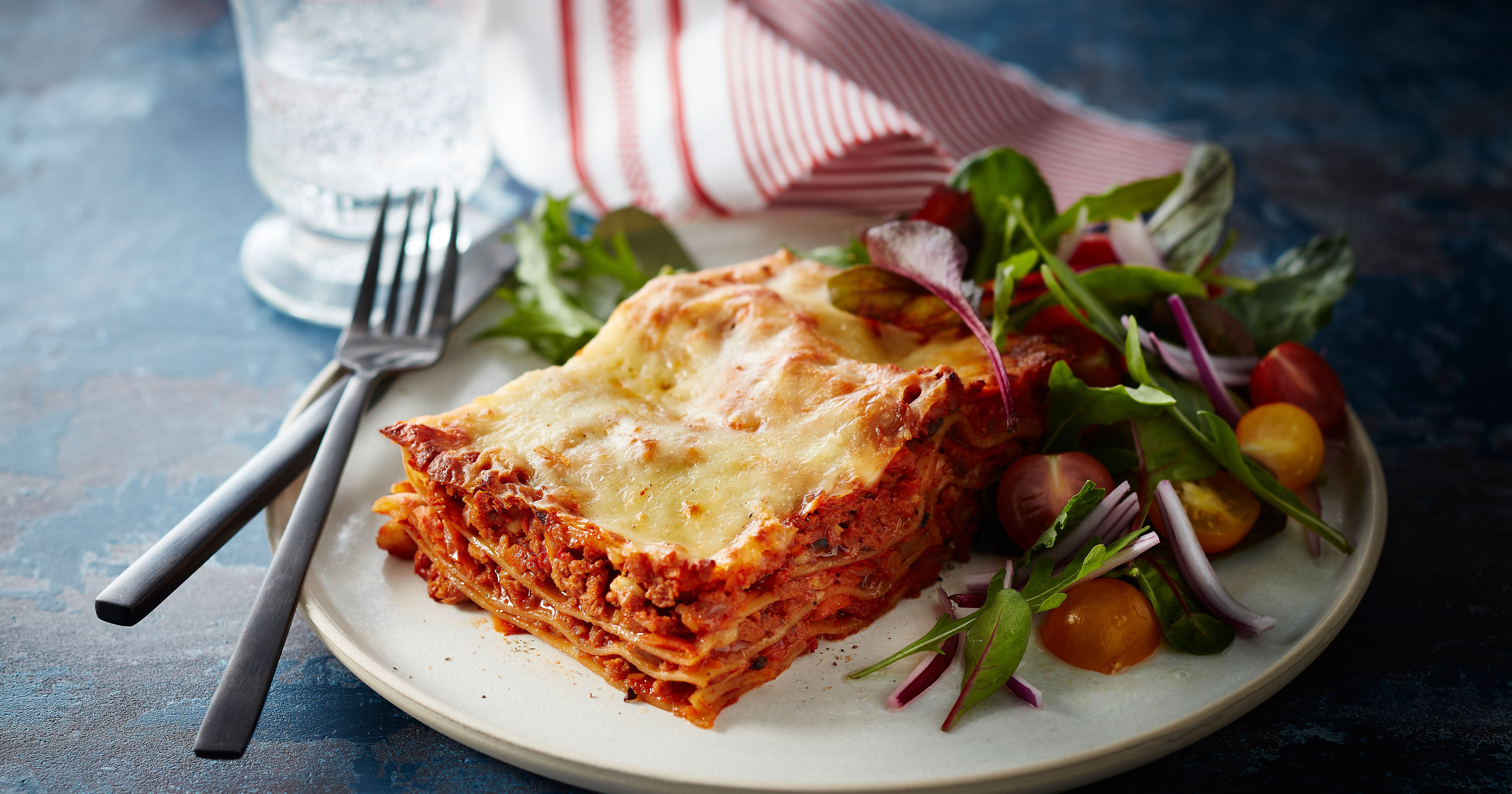 Lasagne med hytteost og grøn tomatsalat