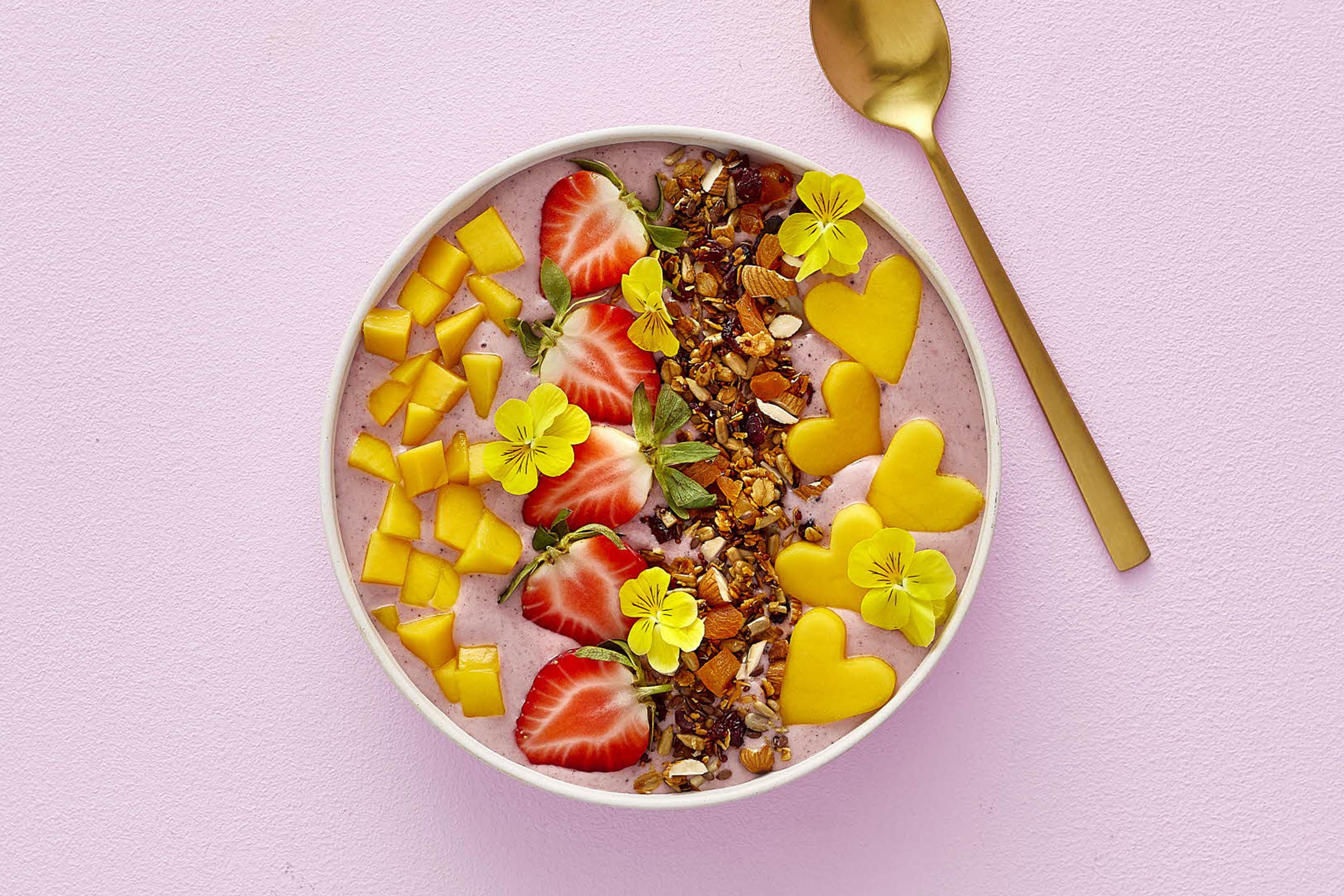 Acai bowl med mango, jordbær og granola Hurtig Opskrift Arla Arla