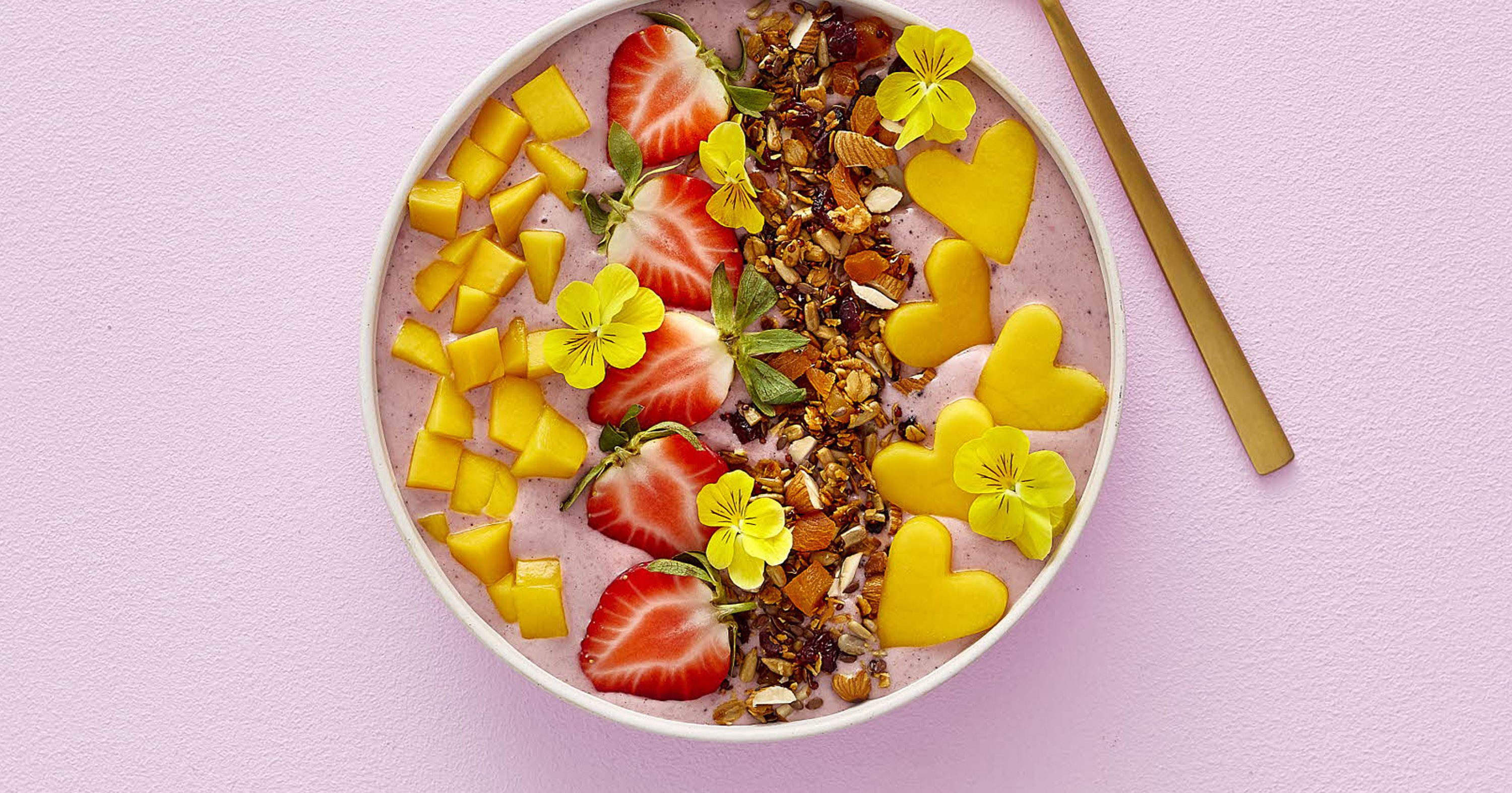 Acai bowl med mango, jordbær og granola