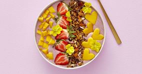 Acai bowl med mango, jordbær og granola