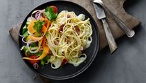 Spaghetti carbonara og salat