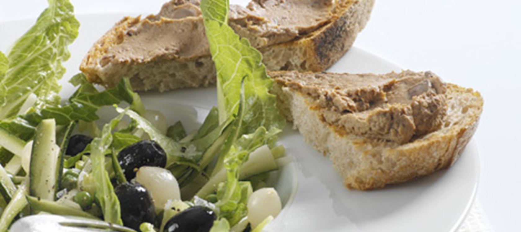 Ristet brød med kyllingelevermousse