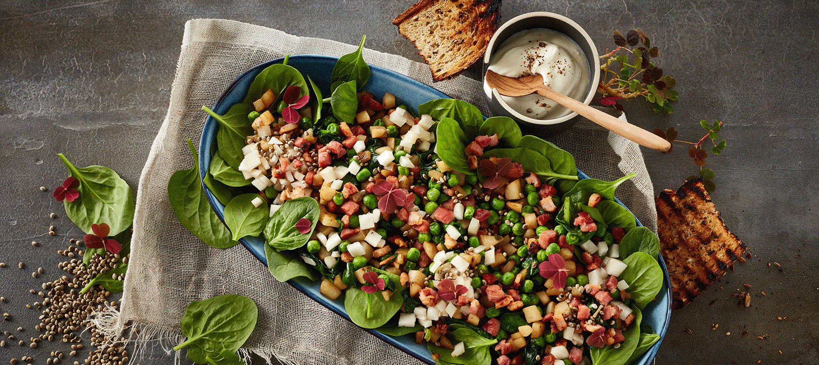 Sprød jordskokkesalat med ærter og bacon