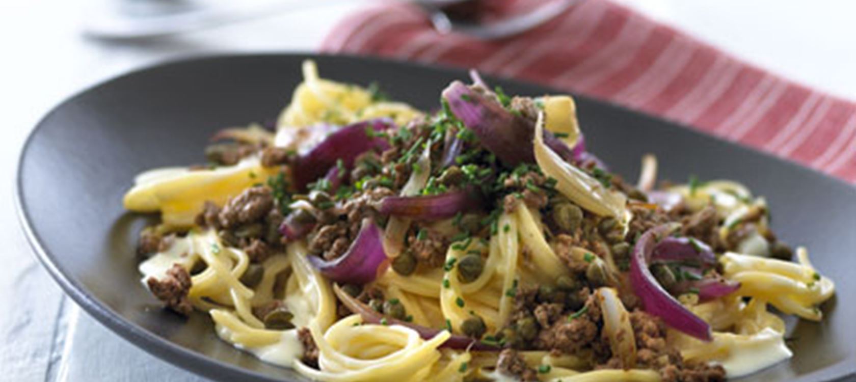 Krydret oksekød på spaghetti