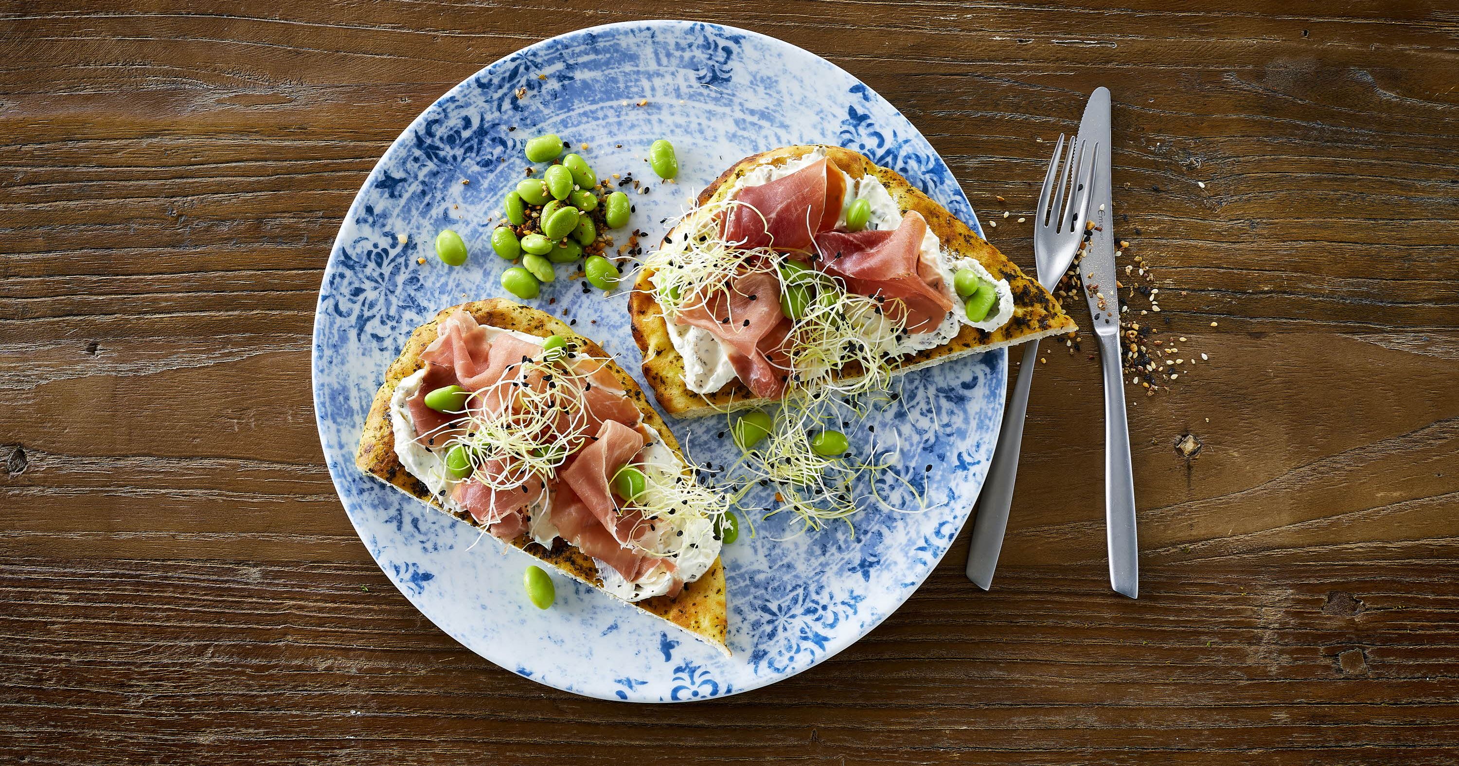 Sprøde naanbrød med flødeost, serrano skinke og edamamebønner