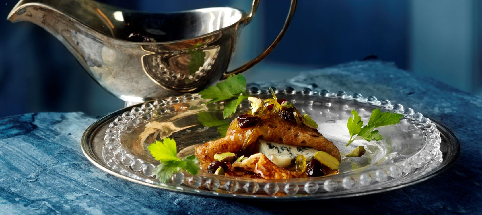 Små pandekager med limesirup og ost