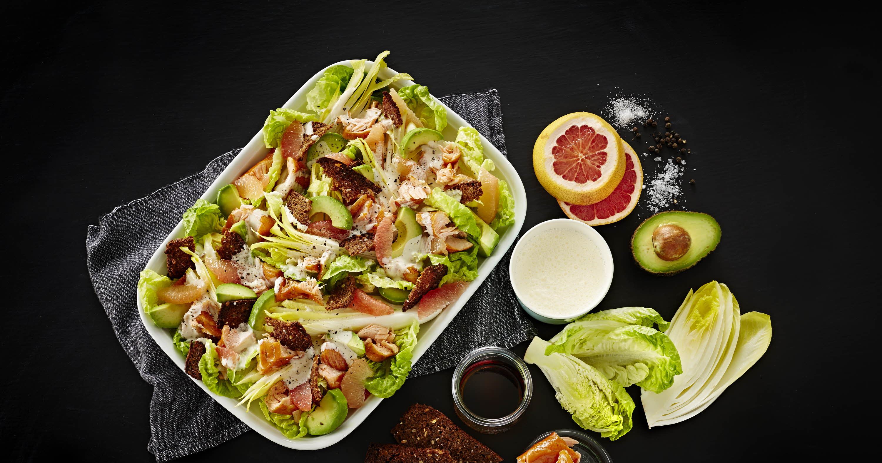 Julesalat med røget ørred, pink grape og mormorfløde