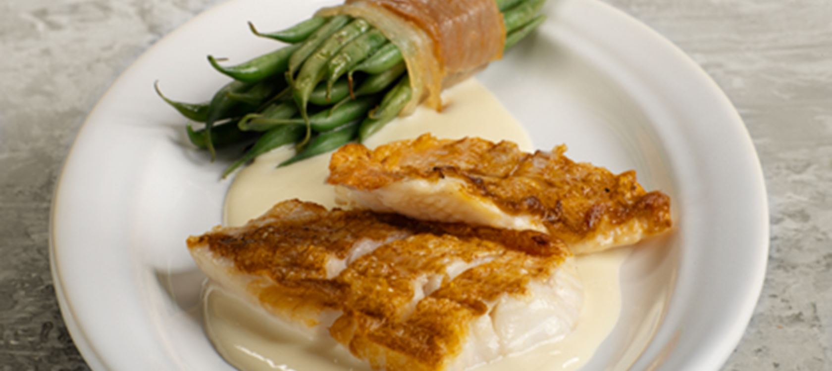 Skindstegt rødfisk og ostesauce