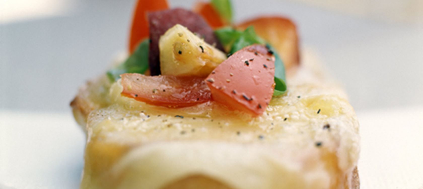 Tomat- og ferskensalat med skimmelostcrostini