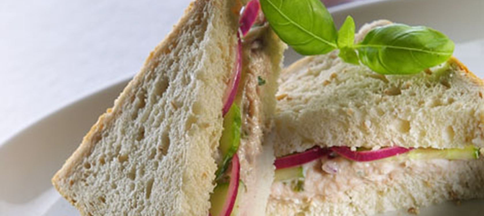 Sandwich med tun og limemarinerede agurkeskiver