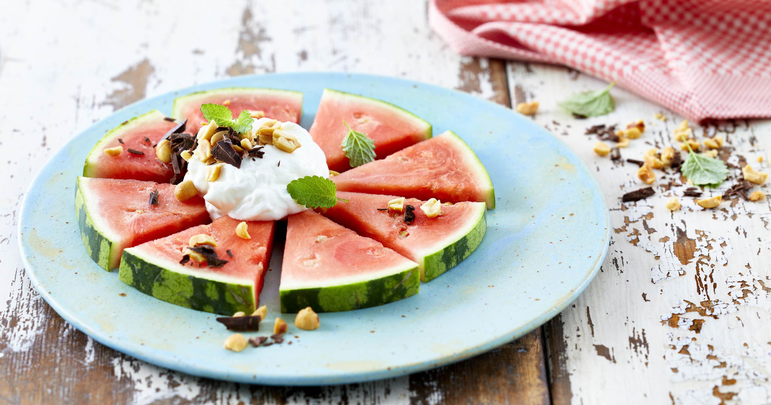 Vandmelon med skyr, mørk chokolade og peanuts