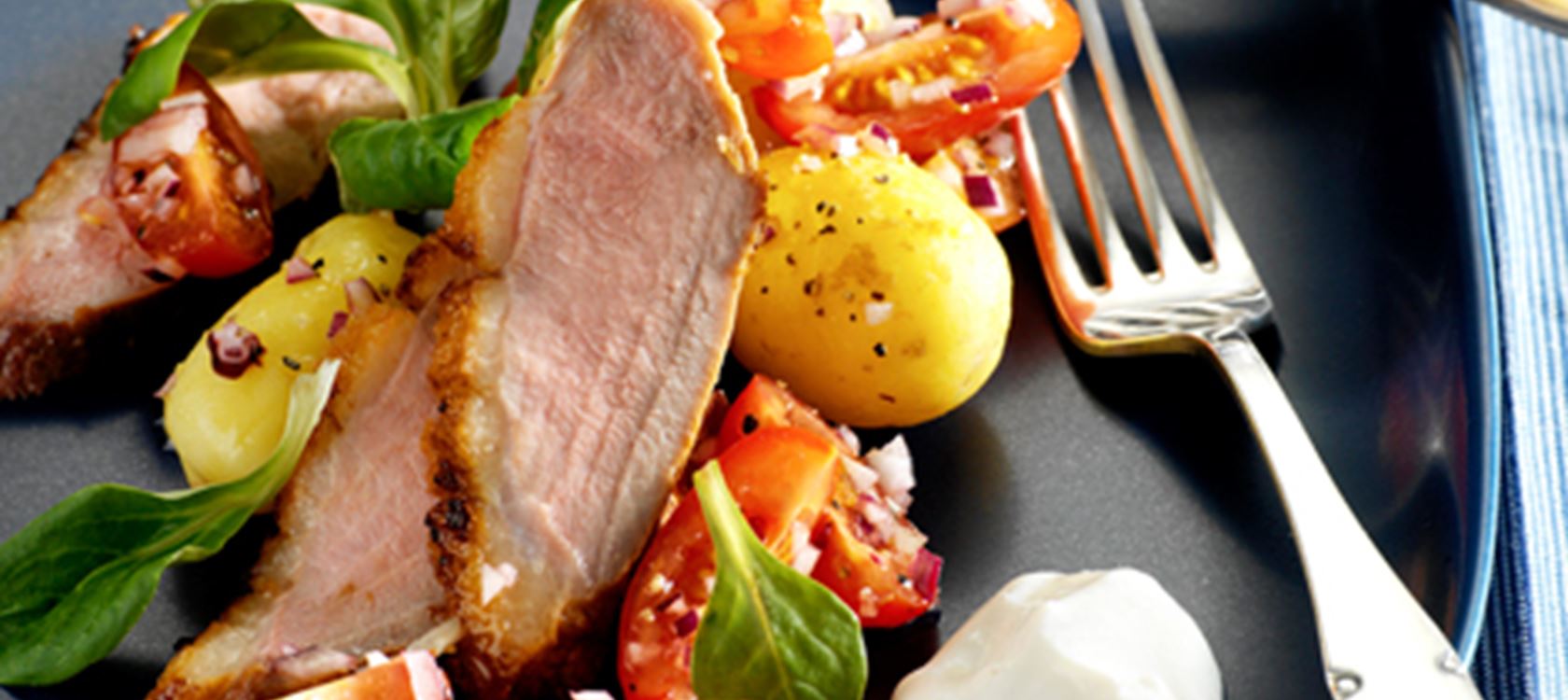 Letsaltet andebryst og kartoffel-tomatsalat